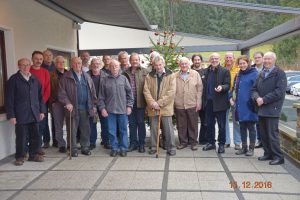 Nach der Sitzung trafen sich die Teilnehmer zu einem gemeinsamen Gruppenfoto vor dem Vereinslokal